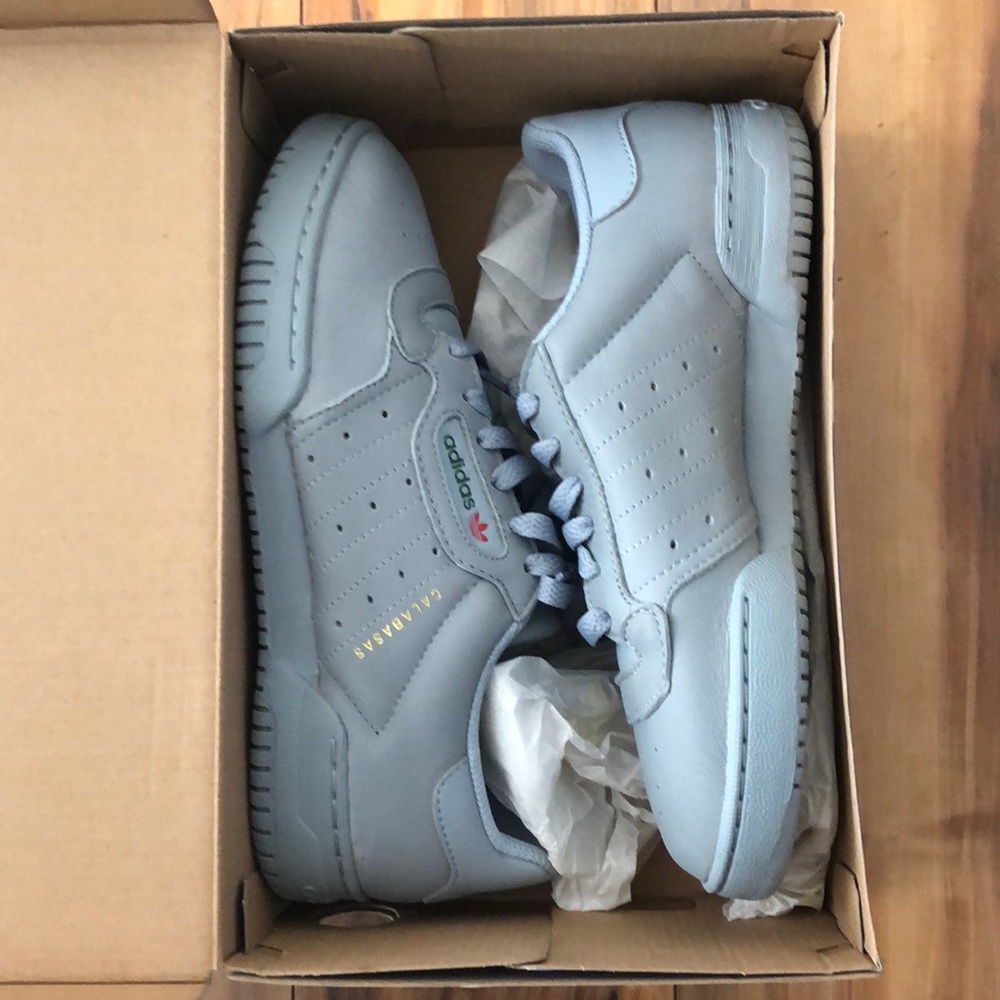Yeezy Powerphase “Calabasas Grey” sneakers!
